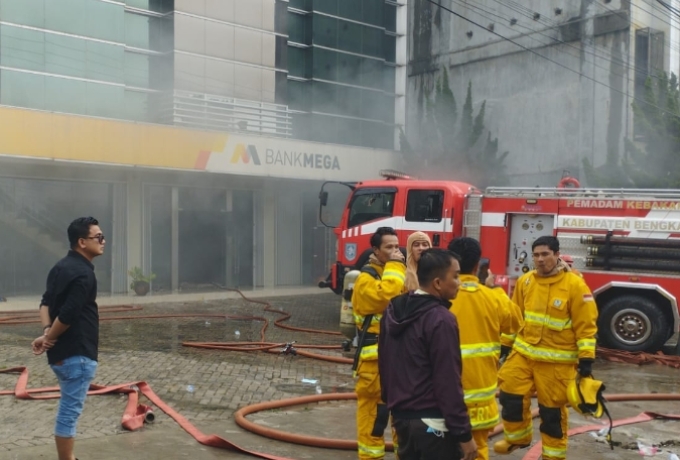 Kebakaran Hanguskan Lantai Bawah Bank Mega Duri, Polisi Selidiki Penyebab