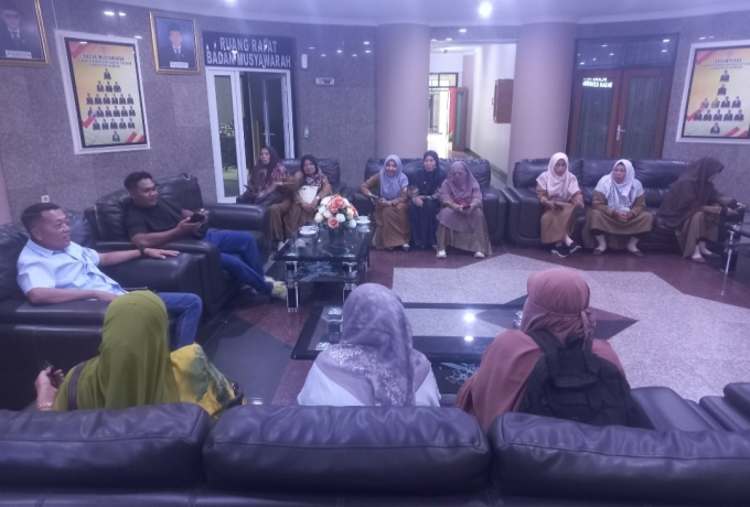 Enam Bulan Tak Digaji, Guru Bantu Mengadu ke DPRD Kampar