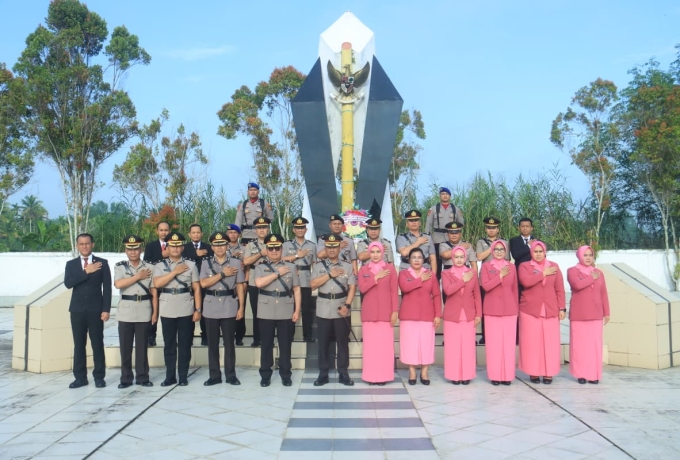 Polres Inhil Gelar Ziarah Rombongan di TMP Yudha Bhakti Tembilahan Sambut Hari Bhayangkara ke-80