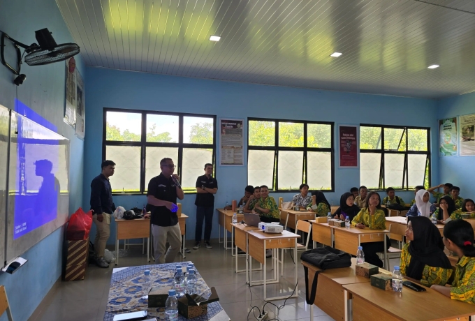 PLN UPT Pekanbaru Edukasi Siswa SMAN 17 Pekanbaru tentang Bahaya Beraktivitas di Sekitar Tower