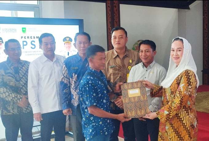 Akhir Penantian Warga Puak, Bupati Cen Sui Lan Serahkan 57 Sertifikat Rumah