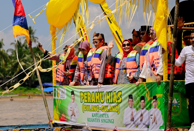 Bupati Kasmarni Saksikan Pawai Perahu Hias, Perahu Begandong Bengkalis Tampilkan Kejayaan Maritim Melayu