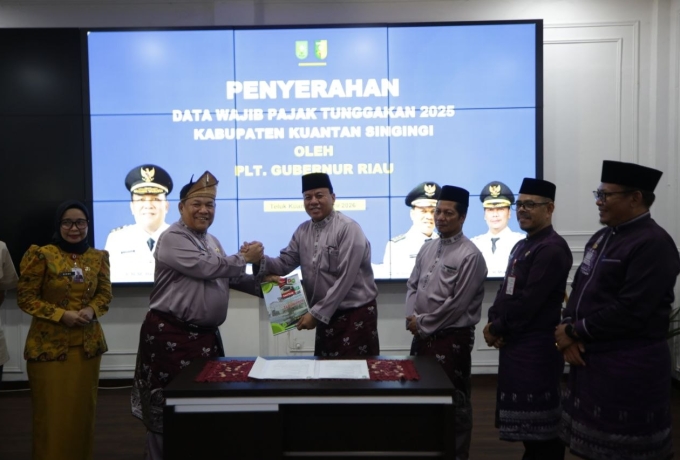 Plt Gubri Serahkan Data Tunggakan Pajak Rp20,7 Miliar ke Kuansing