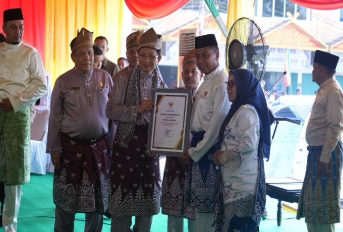 Bupati Ahmad Yuzar Terima Penghargaan Menteri Agama atas Dukungan Program Masjid Ramah Pemudik