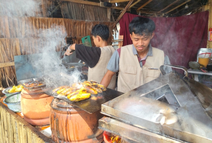 Pisang Barasok Payakumbuh, Sensasi Pisang Bakar Berasap di Tengah Panorama Perbukitan
