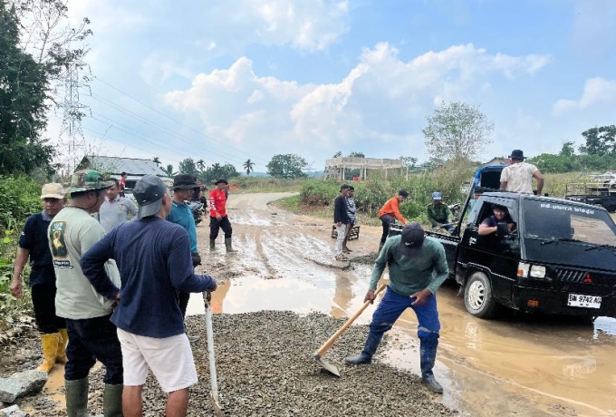 Jalan Rusak Tak Kunjung Diperbaiki, Pemdes Koto Mesjid Turun Tangan Bersama Warga
