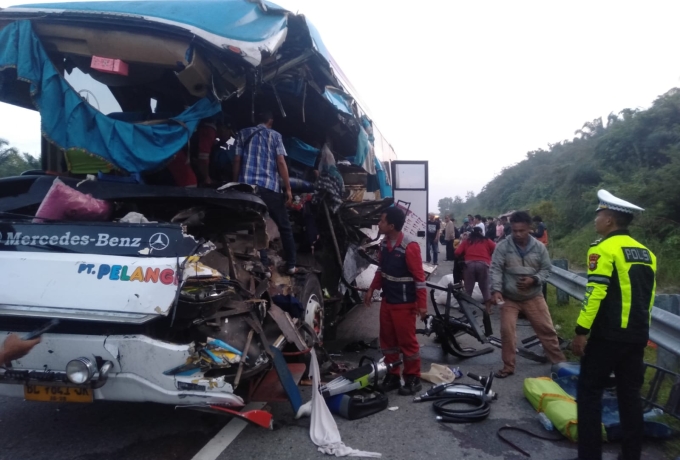 Bus Tabrak Truk di Tol Pekanbaru-Dumai, Dua Tewas dan 16 Penumpang Terluka
