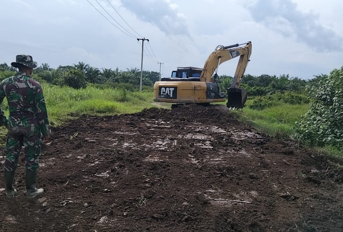 Masuk Sektor Krusial, Satgas TMMD ke-129 Kodim 0313/KPR Timbun Jalan Berlubang