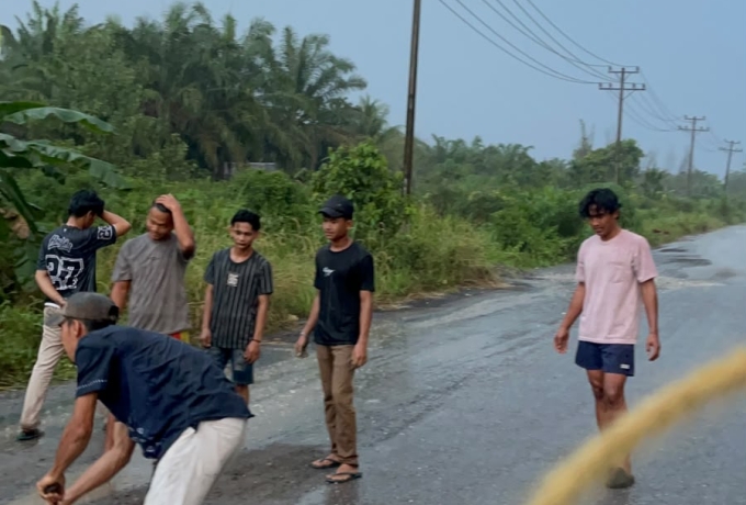 Jalan Kabupaten di Siak Empat Tahun Rusak Parah, Warga Gotoroyong Lakukan Perbaikan