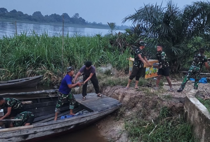 Tembus Arus Sungai Sejauh 15 Kilometer,Satgas TMMD Ke-129 Kodim 0313/KPR , Langsir Material ke Desa Pangkalan Terap