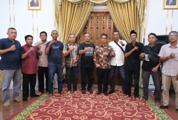 Terima Audiensi Aliansi Nelayan, Bupati Karimun  Iskandarsyah Siap Teruskan Aspirasi Terkait Sedimentasi Pasir Laut