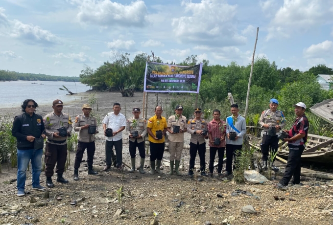 Mengawal Alam Menjaga Negeri, Polsek Enok Tanam Mangrove Serentak di Simpang Tiga Laut