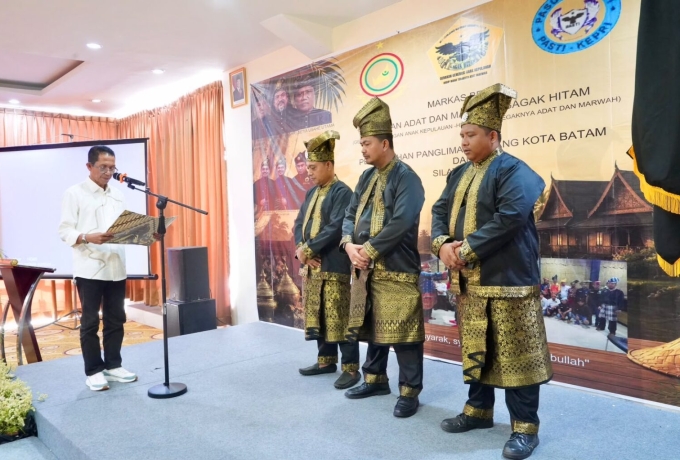 Amsakar Lantik Panglima Sambang Kota Batam, Ajak Organisasi Adat Perkuat Persatuan