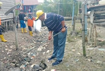 Upaya Penanggulangan DBD dan Malaria, Kadis DLH Rohil Suwandi Berjibaku Bersama Tim Satgas Bersihkan Perkarangan Rumah Warga