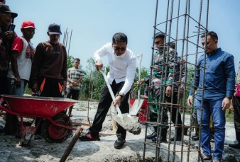 Wakil Bupati Jhonny Charles Apresiasi Semangat Gotong Royong Warga Sintong Induk Bangun Masjid Nurhidayah