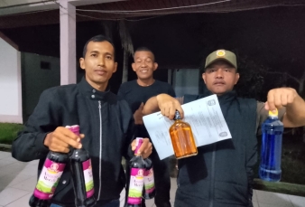 Ratusan botol Miras berbagai merek berhasil diamankan Satpol PP Siak pada acara orgen tunggal