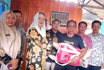 Bupati Natuna Tinjau Lokasi Kebakaran di Pian Tengah, Serahkan Bantuan untuk Korban