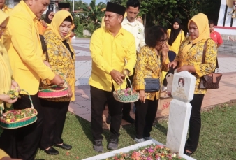 Golkar Tanjungpinang Ziarah Makam Para Sesepuh dan Berbagi Sembako di HUT ke 61