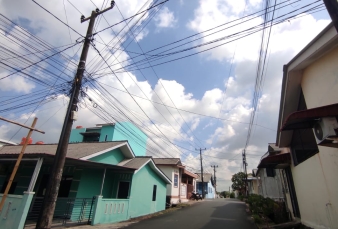 Tiang Listrik PLN di Tanjungpinang Dikeroyok Kabel Internet Semrawut, Warga Minta Penertiban