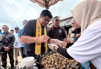 Robby Hadiri Pesta Gonggong di Gurun Telaga Biru Busung