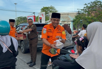 SAR dan Kejari Natuna Turun ke Jalan, Bagikan Takjil untuk Masyarakat Ranai