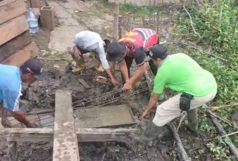 Di Tembilahan dan Batang Tuaka, Polres Inhil Dan Warga Bangun Jembatan Untuk Masa Depan Anak Desa