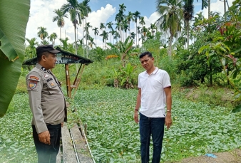Dukung Ketahanan Pangan, Bhabinkamtibmas Kotabaru Seberida Cek Budidaya Ikan Lele Warga