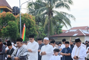 Wako Pekanbaru Salat Iduladha Bersama Warga Sidomulyo, Janji Perbaiki Jalan dan Tangani Banjir