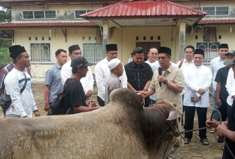 Sembelih 3 Ekor Sapi dan 1 Ekor Kambing Dina PUPR Karimun  Bagikan 246 Kupon