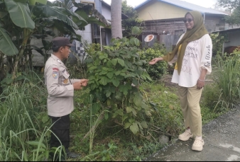 Personil Polsek Enok Imbau Warga Optimalkan Lahan untuk Hasil Panen 