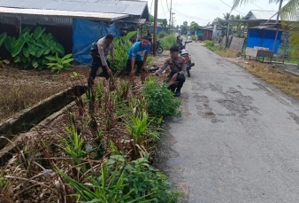 Personil Polsek Enok Rutin Ajak Warga Enok Tanam Kunyit dan Serai di Pekarangan