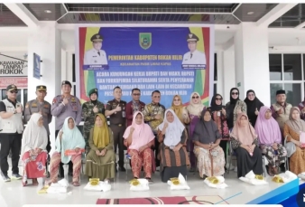 Bupati Rohil Serap Aspirasi Warga Panipahan Darat, Salurkan Bantuan Sosial dan Layanan Kesehatan