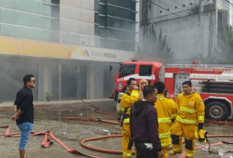 Kebakaran Hanguskan Lantai Bawah Bank Mega Duri, Polisi Selidiki Penyebab