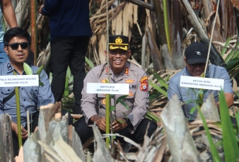 Polres Inhil Bersama Forkopimda Tanam Bibit Mangrove Serentak dan di 21 Polsek Jajaran Peringati Hari Mangrove Sedunia