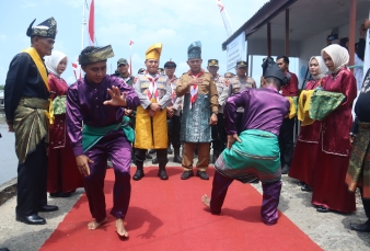 Kapolda Riau Kunjungi Concong, Tanam Mangrove hingga Salurkan Bantuan untuk Masyarakat Pesisir
