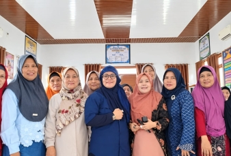 Siswa Lansia Salo Tertawa Bahagia Dengarkan Soal Adat Istiadat